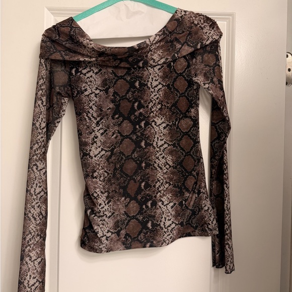 Like new Snakeskin off the shoulder blouse - Picture 4 of 5